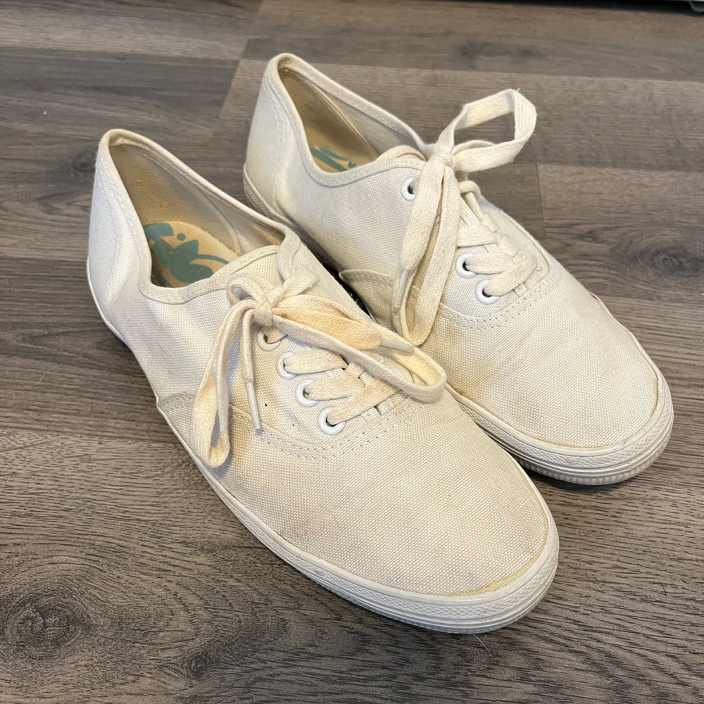 White canvas shoes size 7